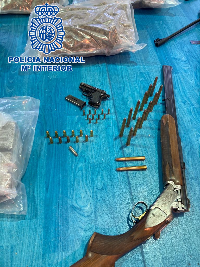 Armas y Marihuana incautados Armas y Marihuana incautados